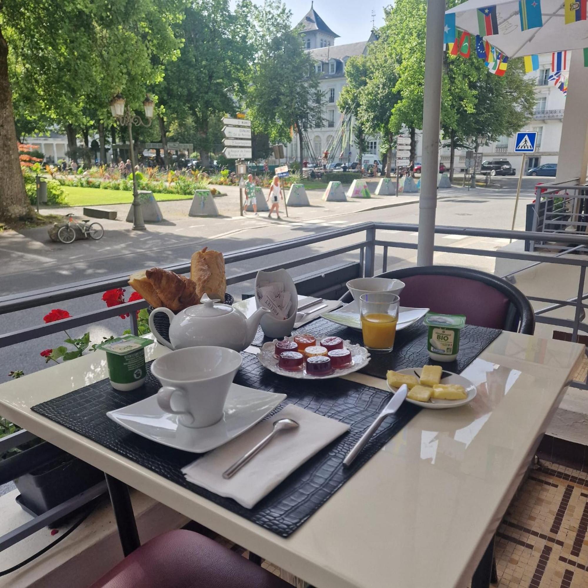 Royal Luchon Aparthotel Bagneres-de-Luchon ภายนอก รูปภาพ