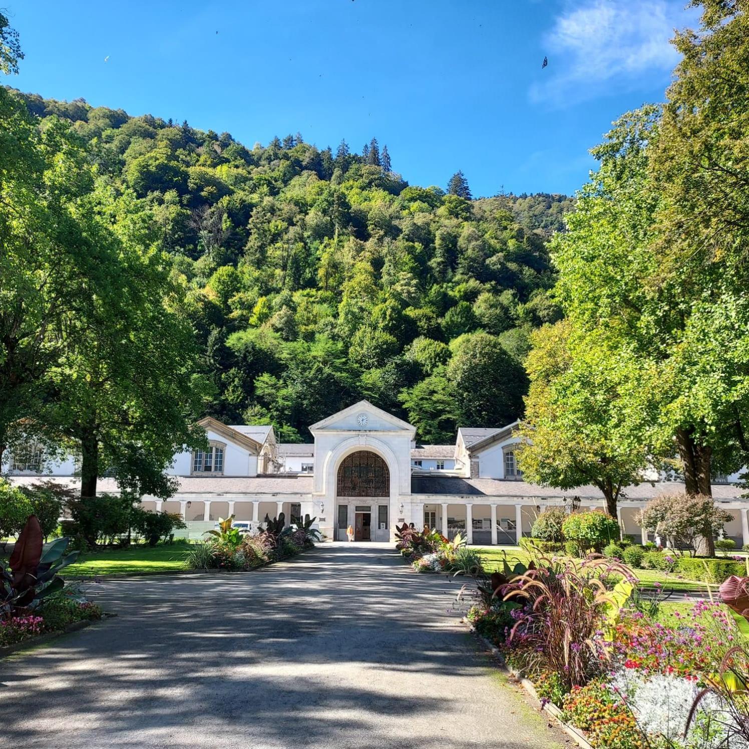 Royal Luchon Aparthotel Bagneres-de-Luchon ภายนอก รูปภาพ