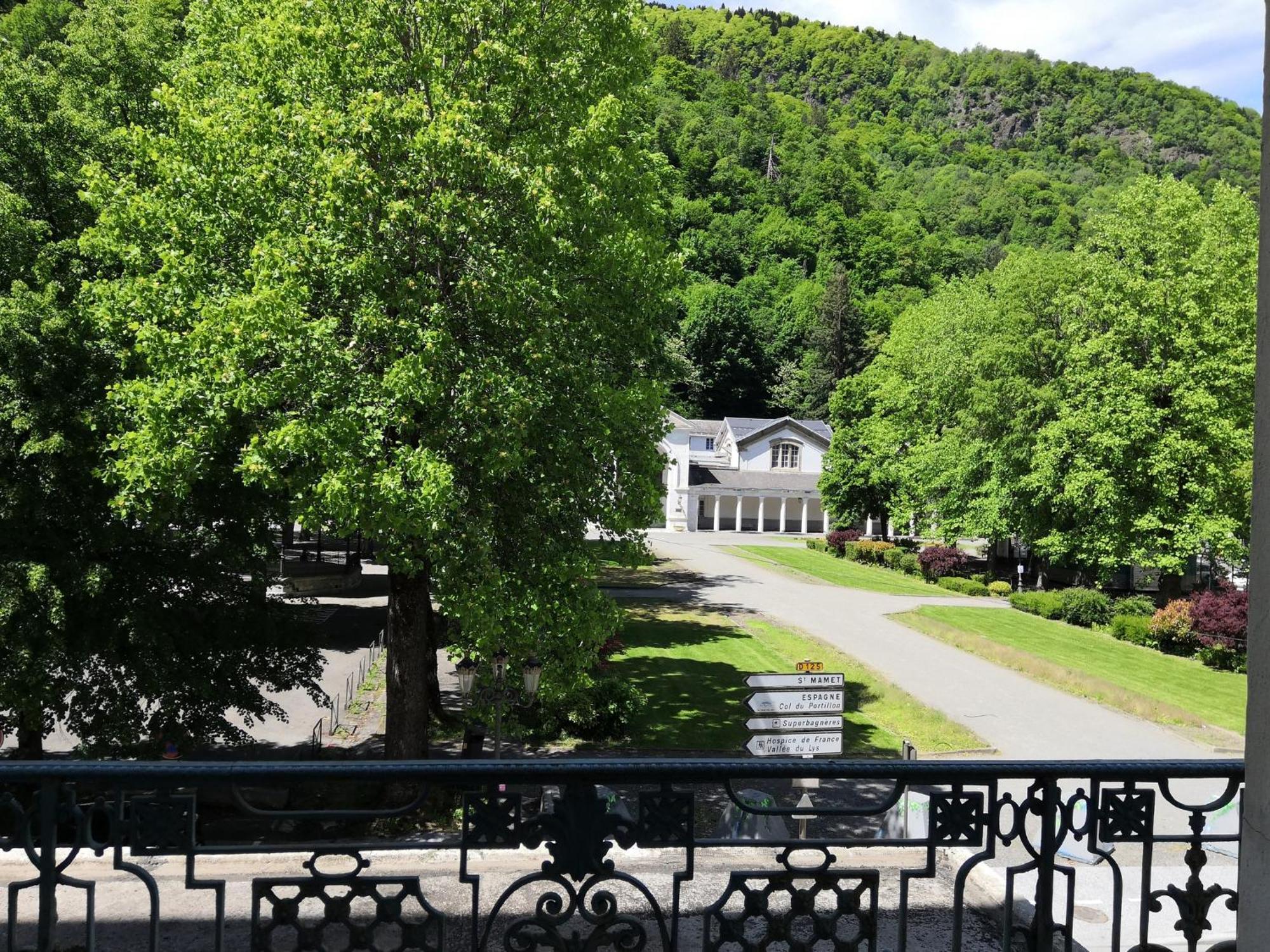 Royal Luchon Aparthotel Bagneres-de-Luchon ภายนอก รูปภาพ