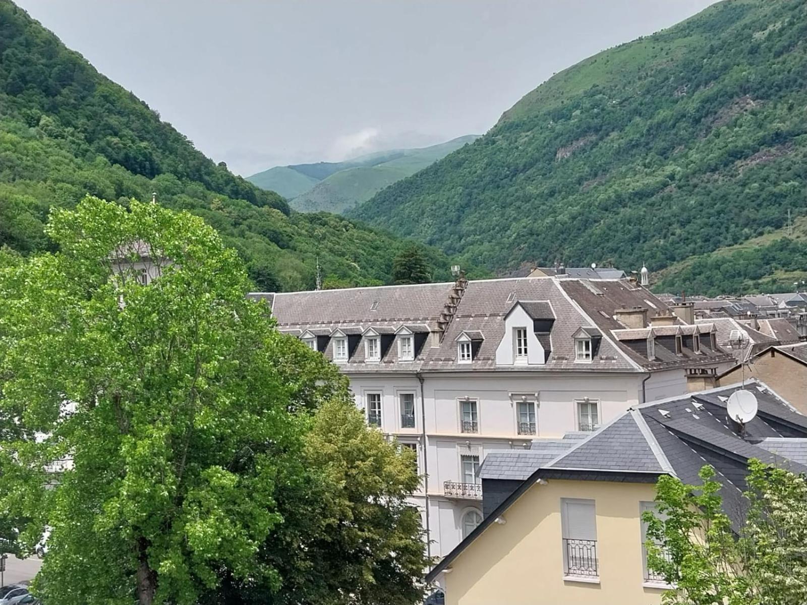 Royal Luchon Aparthotel Bagneres-de-Luchon ภายนอก รูปภาพ