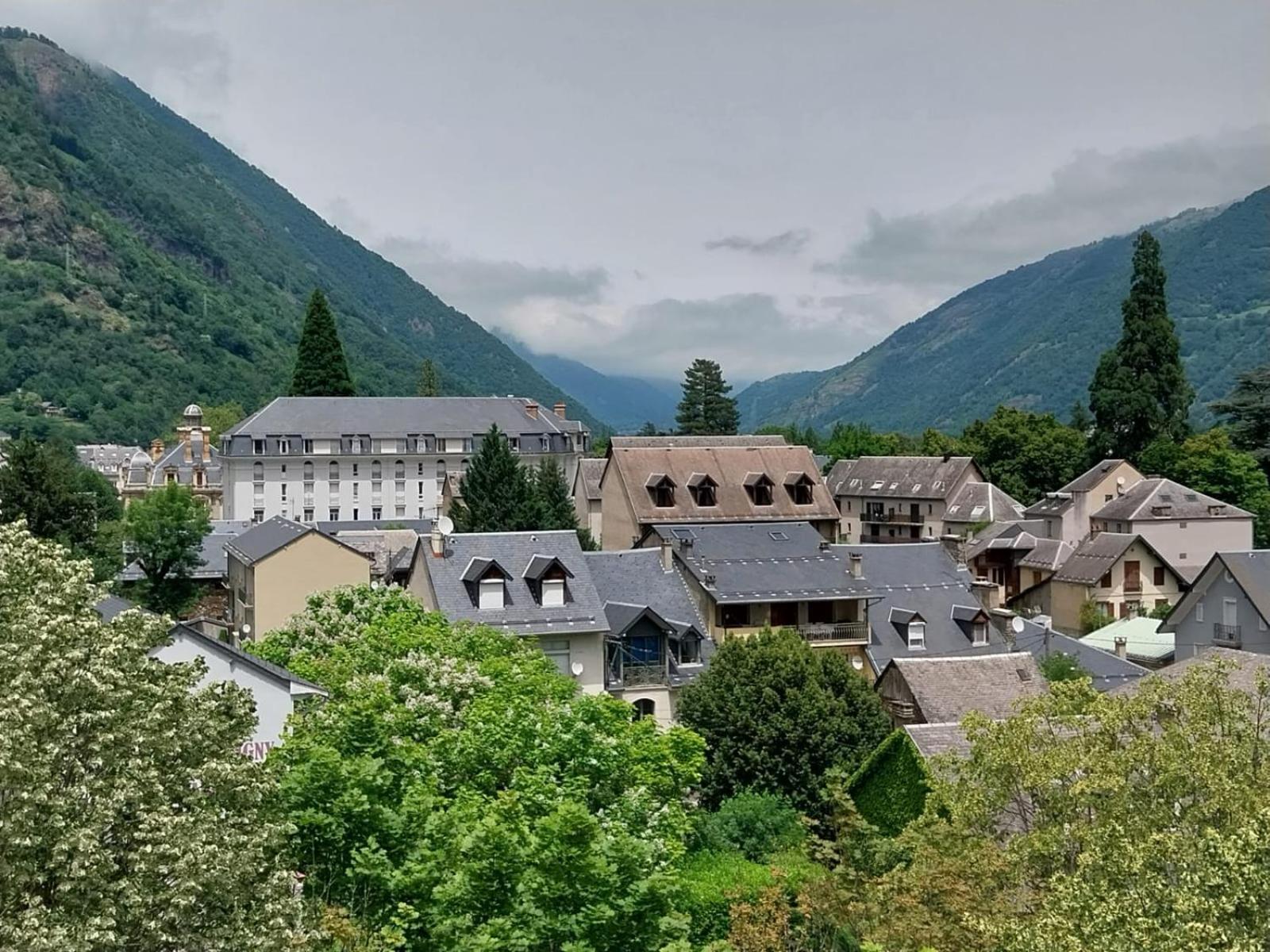 Royal Luchon Aparthotel Bagneres-de-Luchon ภายนอก รูปภาพ